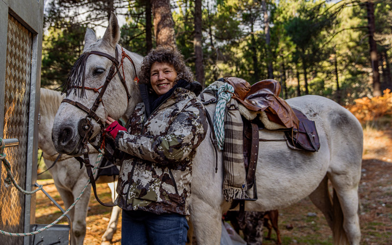 horse ridding roe deer hunt
